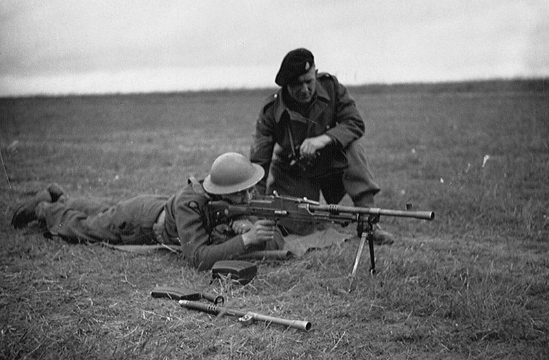 Английский солдат упражняется в стрельбе из пулемёта Bren Mk. I