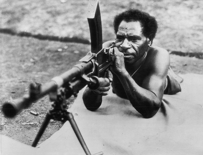 Представитель коренного населения Папуа Новой Гвинеи на учебных стрельбах в тренировочном лагере
