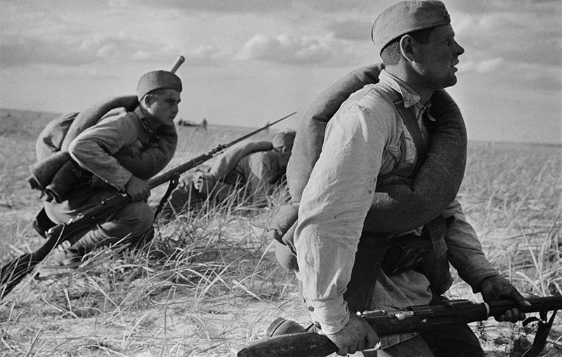 Советские солдаты в поле во время наступления на Харьковском направлении.<